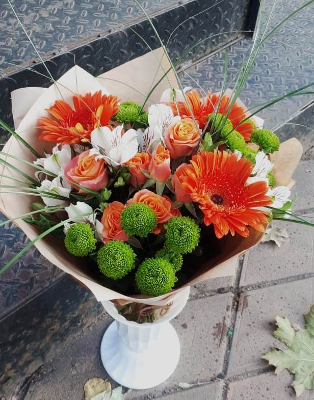 Букет цветов из: Герберы, Хризантемы, Альстромерии и Розы в Красном