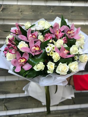 Букет цветов из: Розы и Хризантемы в Красном