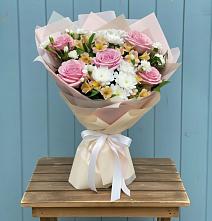 Букет цветов из:  Гвоздики, Орхидеи и Розы #REPLACE_PRED# Красном