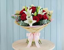 Букет цветов из:  Лилии и Розы #REPLACE_PRED# Красном