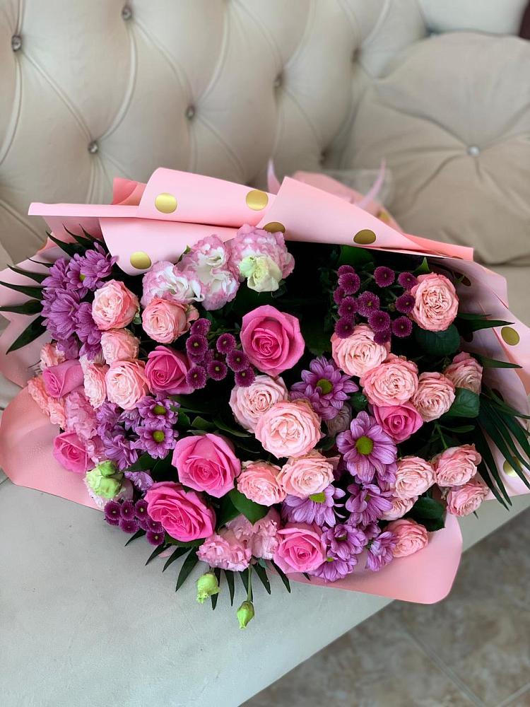 Букет цветов из: Хризантемы, Розы и Лизиантусы в Красном