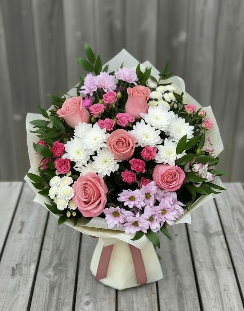 Букет цветов из: Альстромерии, Гвоздики, Розы и Хризантемы в Красном