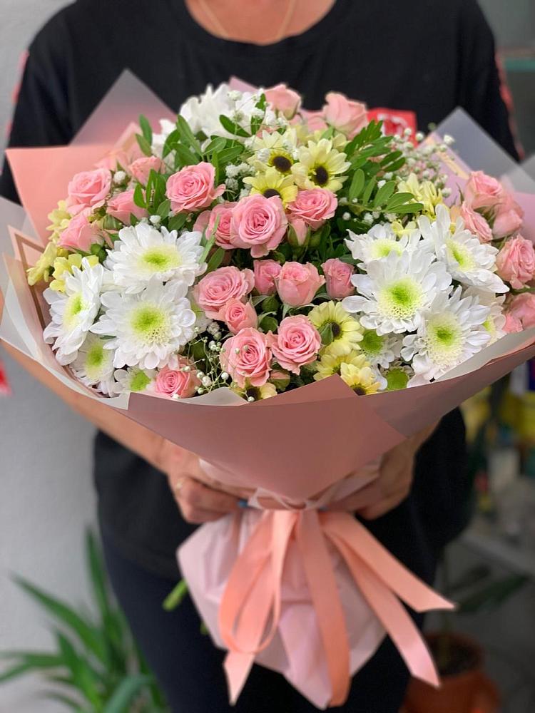 Букет цветов из: Розы и Хризантемы в Красном