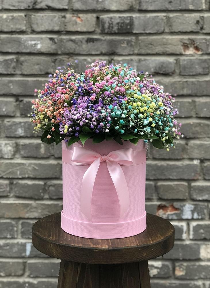 Цветочная композиция из Гипсофила и Розы в шляпной коробке в Красном