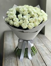 Букет 35 Белых роз в Красном