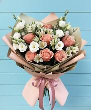 Букет цветов из:  Розы, Альстромерии и Лизиантусы в Красном