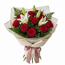 Букет цветов из:  Лилии и Розы в Красном