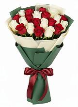 Букет Микс из красных и белых роз в Красном
