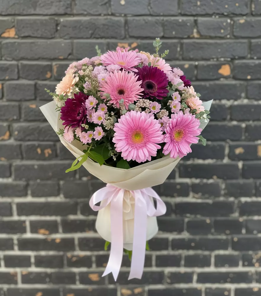 Букет цветов из: Герберы и Хризантемы в Красном