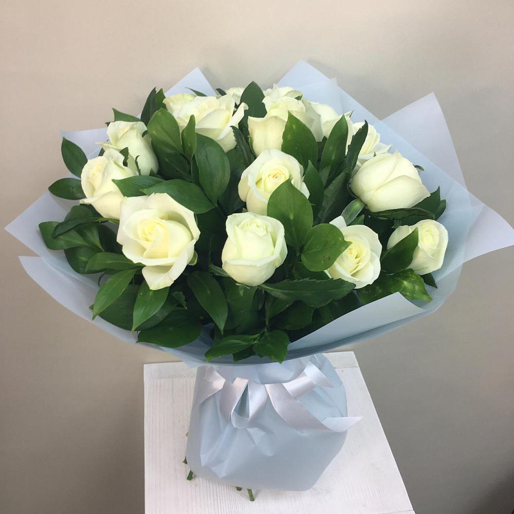 Букет 15 Белых роз Проуд в Красном