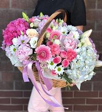 Композиция солнечный день в Красном Цветочная композиция из Розы, Хризантемы, Пионы и Лизиантусы в корзине в Красном
