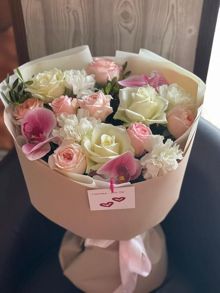 Букет цветов из: Орхидеи, Розы и Гвоздики в Красном