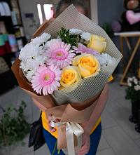 Букет цветов из:  Герберы, Розы и Хризантемы в Красном