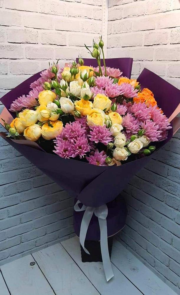 Букет цветов из: Хризантемы и Розы в Красном