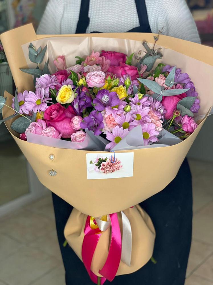 Букет цветов из: Хризантемы, Гвоздики и Альстромерии в Красном