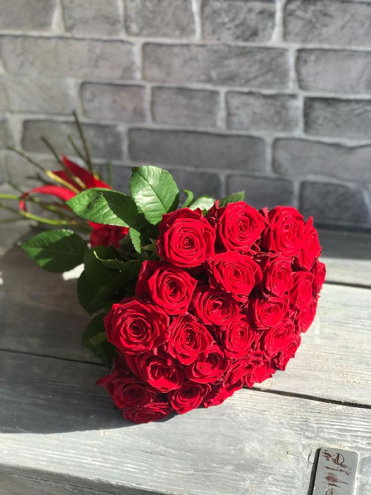 Букет Красные розы Фридом в Красном