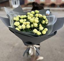 Букет Белые кустовые розы Солинеро в Красном