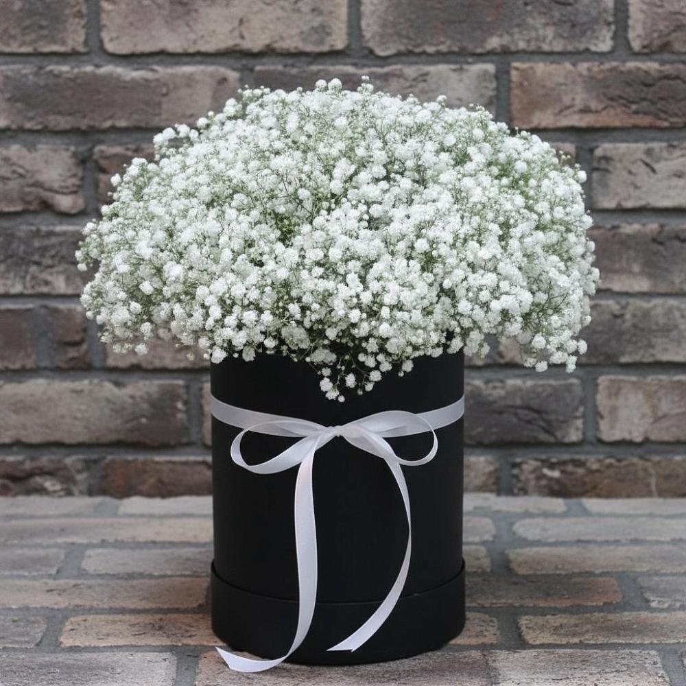 Цветочная композиция из Гипсофила в шляпной коробке в Красном