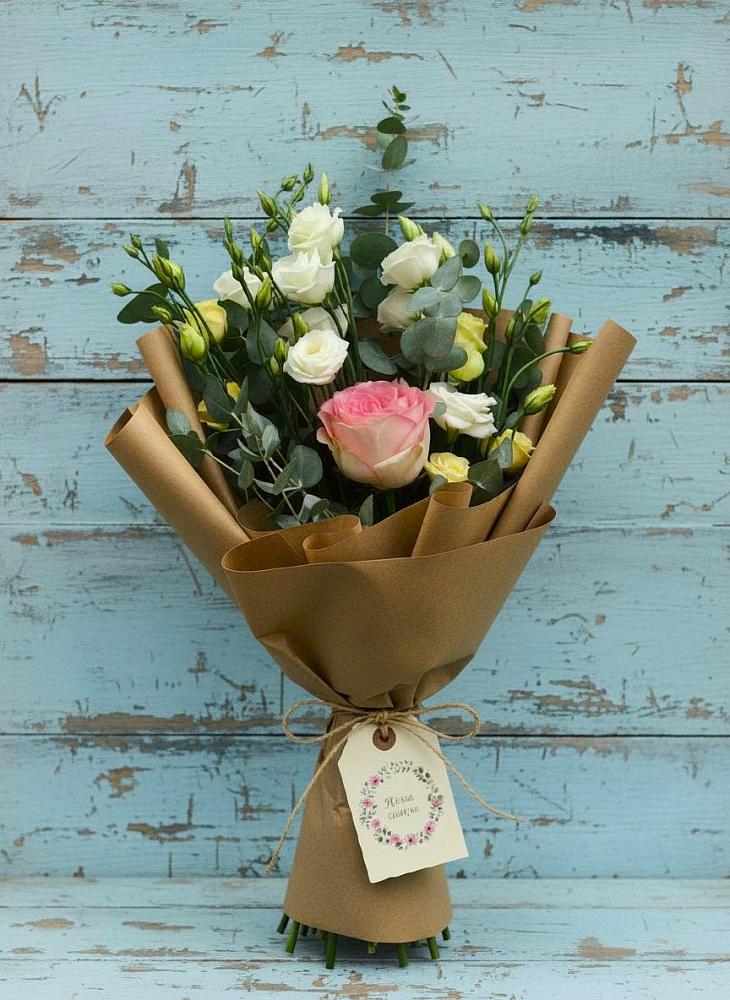 Букет цветов из: Розы и Лизиантусы в Красном