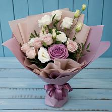 Букет цветов из:  Розы и Лизиантусы в Красном