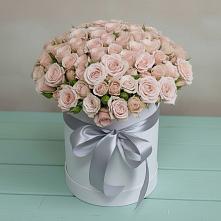 Цветочная композиция из Розы в шляпной коробке в Красном