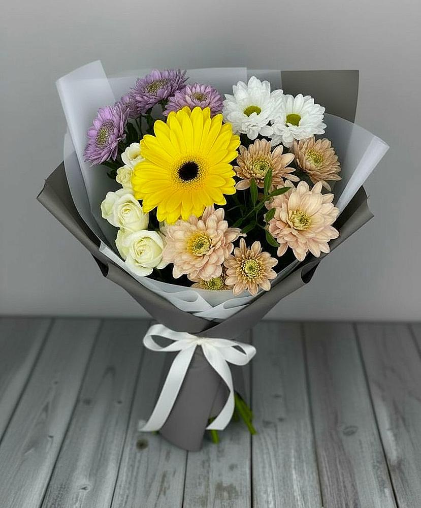 Букет цветов из: Розы, Герберы и Хризантемы в Красном