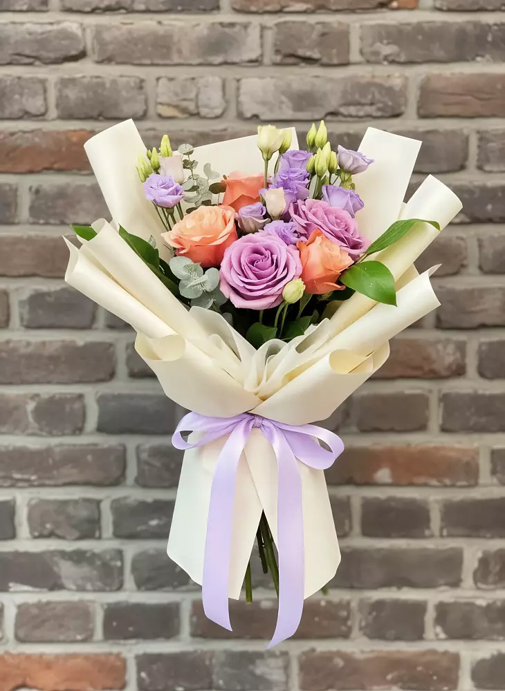 Букет цветов из: Лизиантусы и Розы в Красном