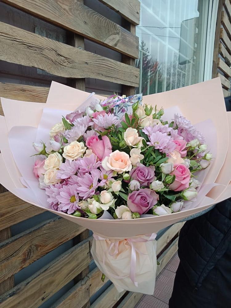 Букет цветов из: Розы и Хризантемы в Красном