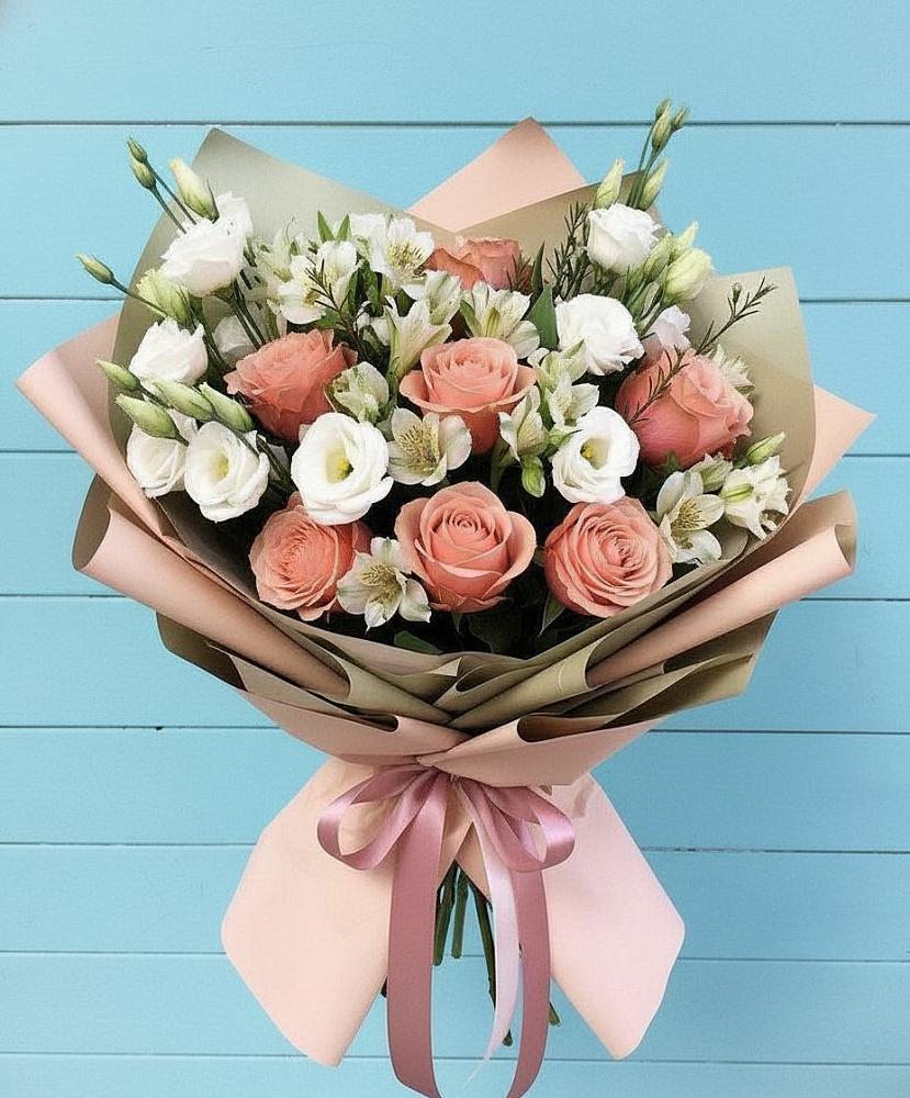 Букет цветов из: Розы, Альстромерии и Лизиантусы в Красном