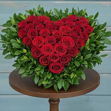 Цветочная композиция из Розы в виде сердца в Красном