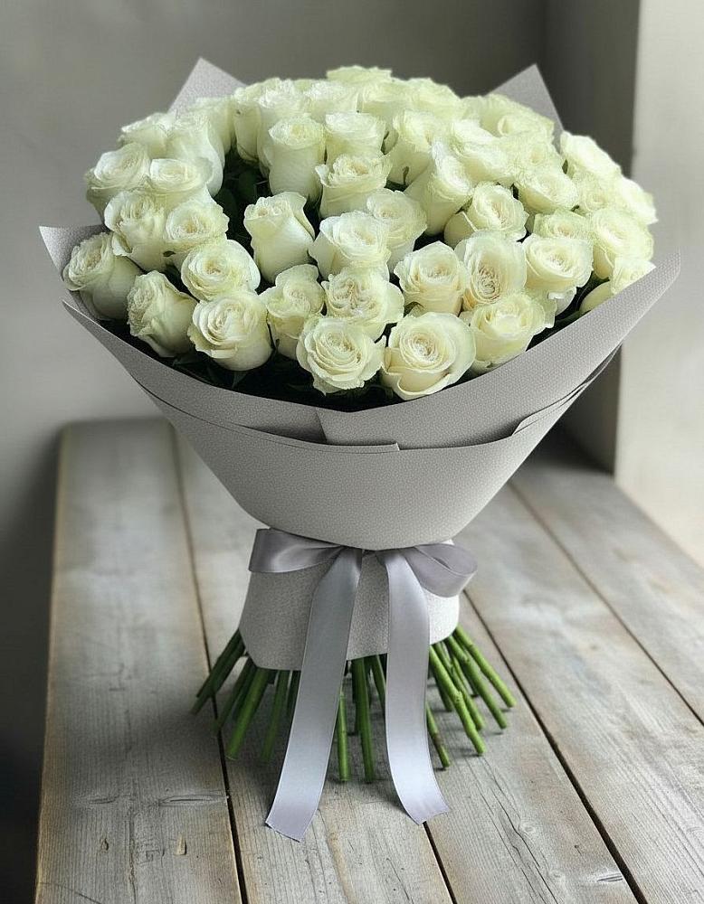 Букет 35 Белых роз в Красном