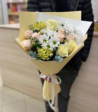 Букет цветов из:  Альстромерии, Розы и Хризантемы в Красном