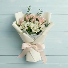 Букет цветов из:  Альстромерии в Красном