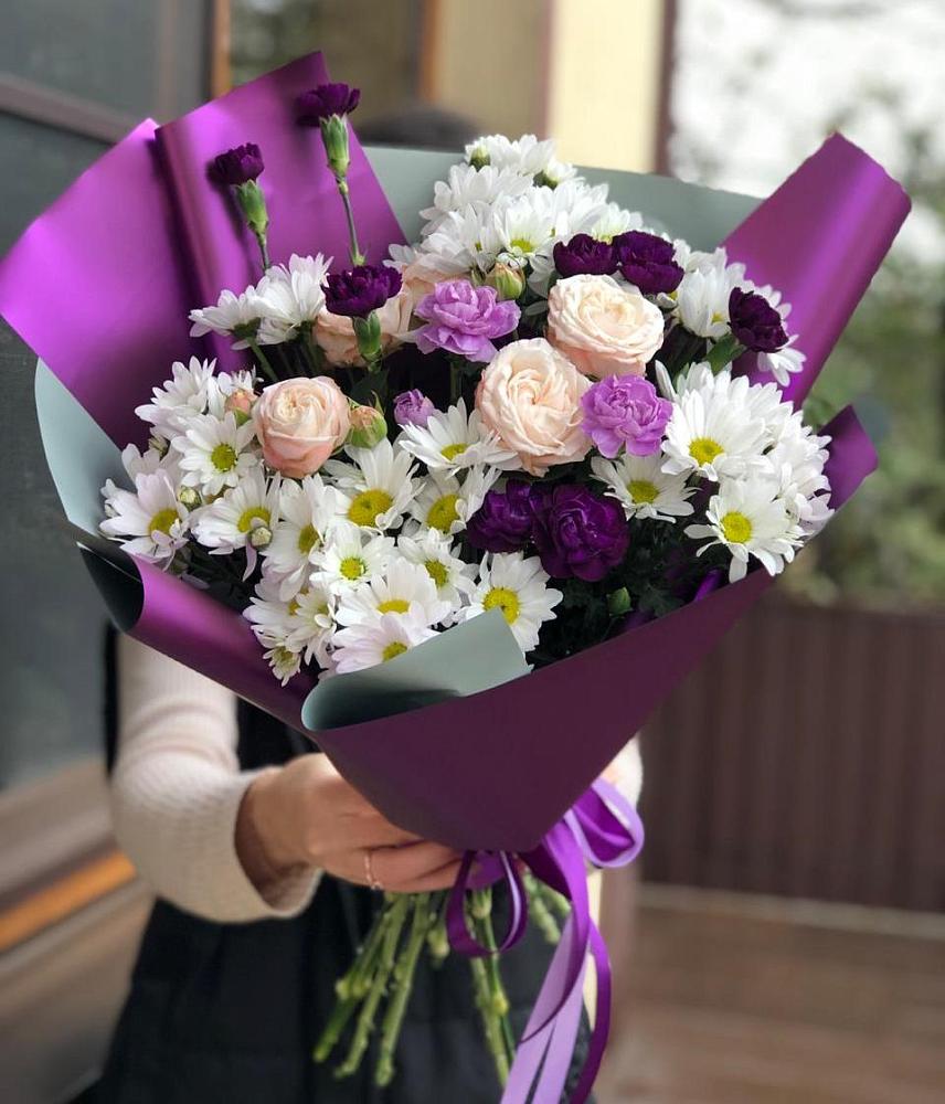 Букет цветов из: Хризантемы, Гвоздики и Розы в Красном