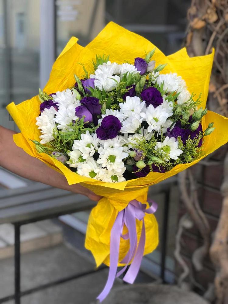 Букет цветов из: Ирисы, Хризантемы и Ромашки в Красном