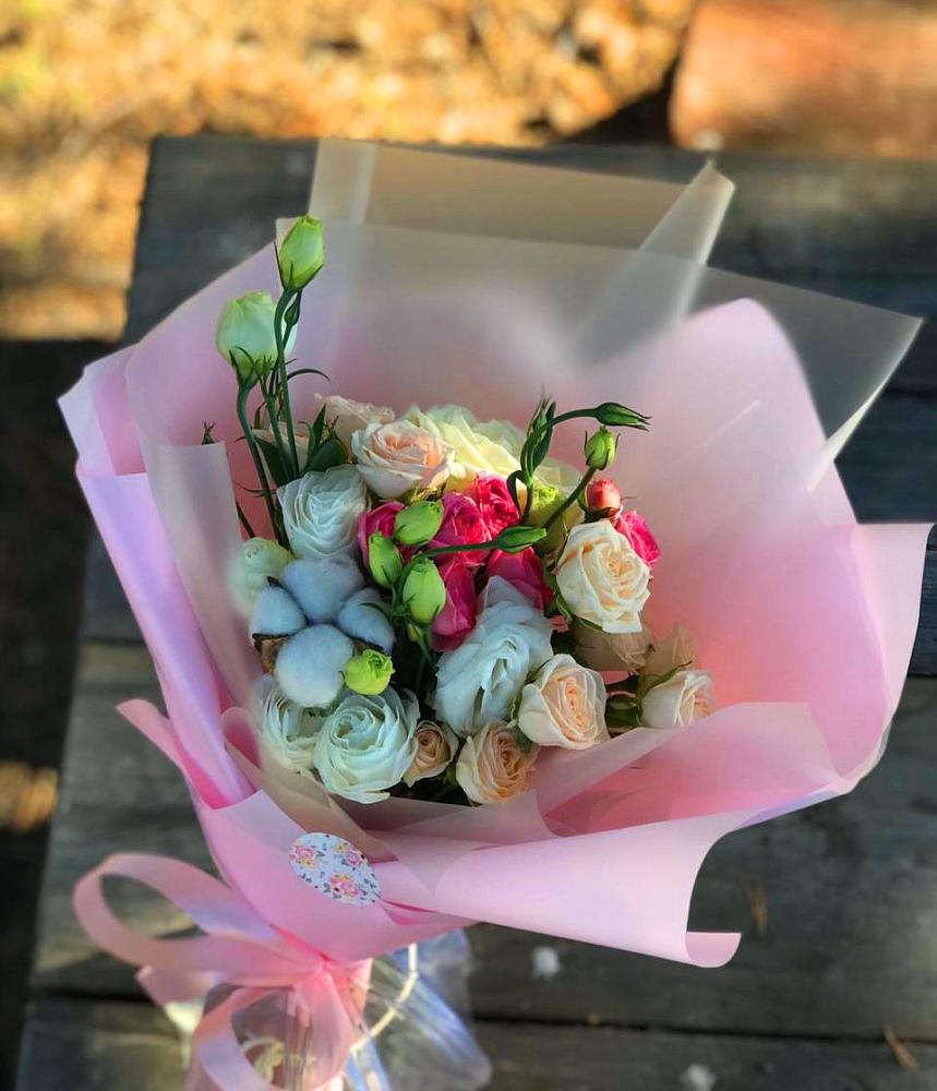 Букет цветов из: Розы и Лизиантусы в Красном