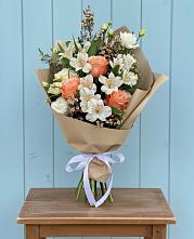 Букет цветов из:  Альстромерии, Лизиантусы, Розы и Хризантемы в Красном