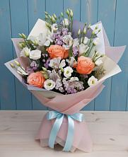 Букет цветов из:  Лизиантусы, Розы, Альстромерии и Гипсофила в Красном