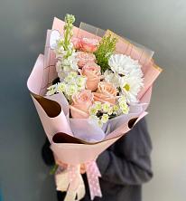 Букет цветов из:  Хризантемы и Розы в Красном