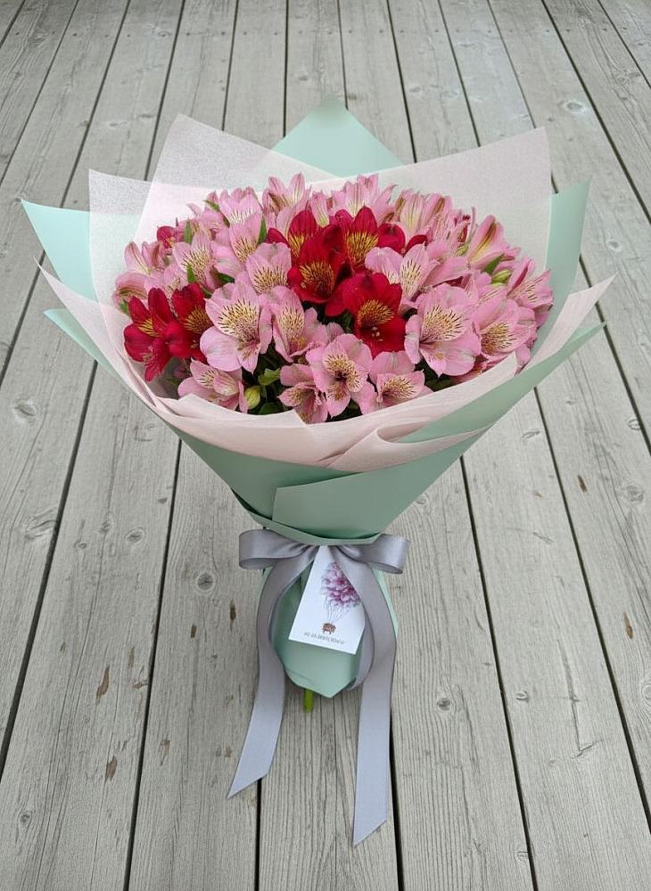 Букет цветов из: Альстромерии в Красном