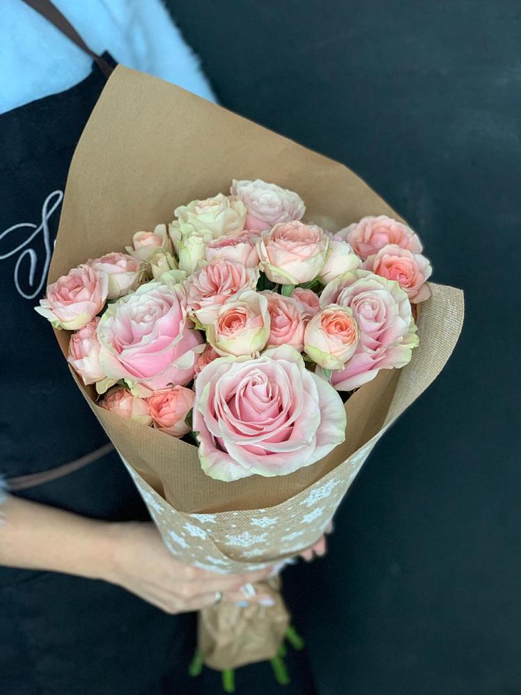 Букет цветов из: Хризантемы и Розы в Красном