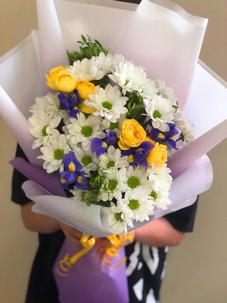 Букет цветов из: Ирисы, Хризантемы и Розы в Красном