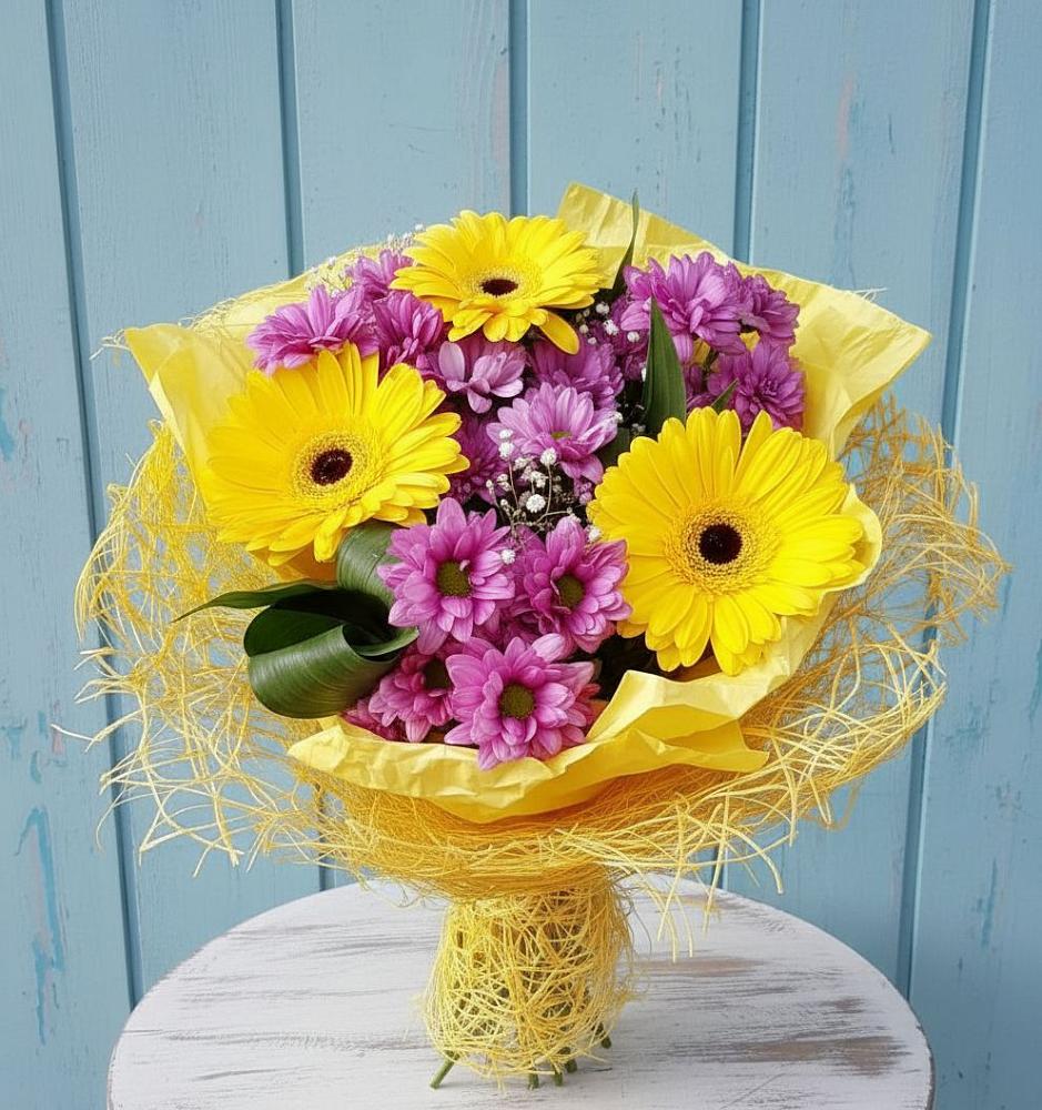 Букет цветов из: Хризантемы и Герберы в Красном