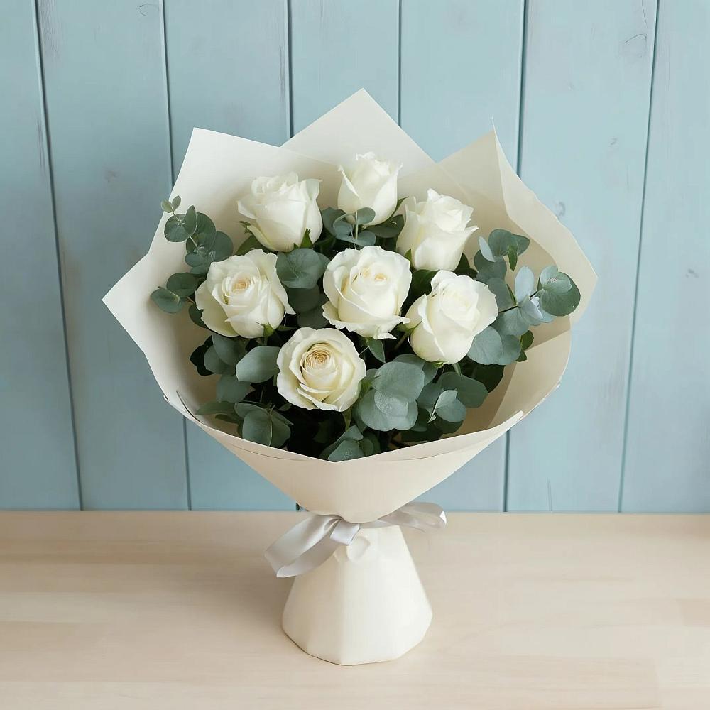 Букет Белые розы в Эвкалипте в Красном