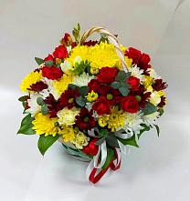 Цветочная композиция из Хризантемы и Розы в корзине в Красном