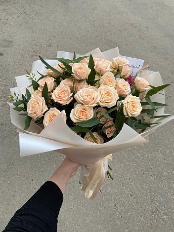 Букет Кремовые розы Латте в Красном