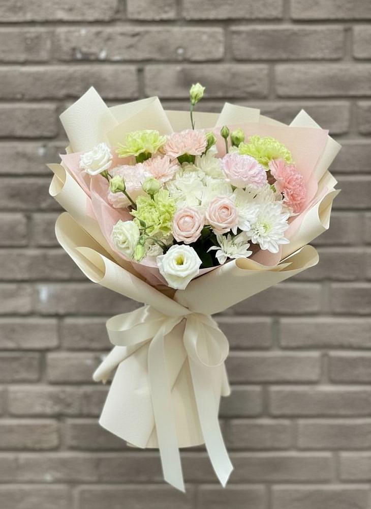 Букет цветов из: Гвоздики, Розы, Лизиантусы и Хризантемы в Красном