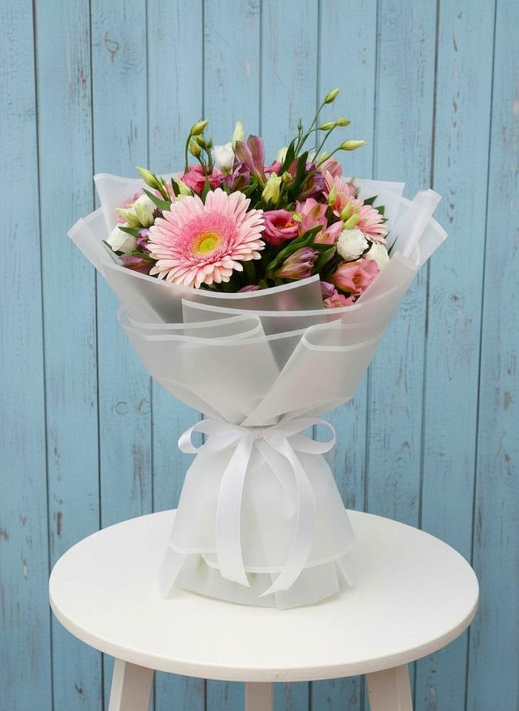 Букет цветов из: Герберы, Альстромерии и Лизиантусы в Красном