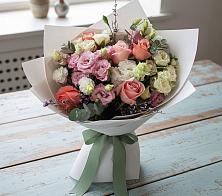 Букет цветов из:  Розы, Лизиантусы и Гвоздики в Красном