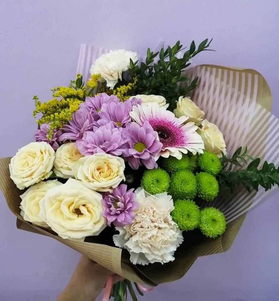 Букет цветов из: Хризантемы, Розы, Гвоздики и Герберы в Красном